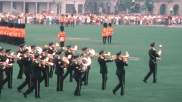 Dirigent Leidende Militaire Koperen Band Marcheren Het Afspelen Van Muziek — Stockvideo