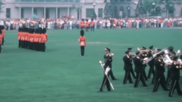 Banda Militar Marchando Tocando Instrumentos Bronce Ceremonia 1970 Ottawa Canadá — Vídeos de Stock