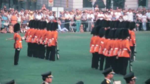 Groups Royal Canadian Mounted Police Guards Moving Simultaneously Front Crowd — Vídeo de Stock