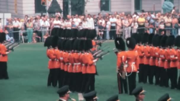 Inspekce Zbraní Při Obřadu Královské Kanadské Jízdní Policie Letech Před — Stock video