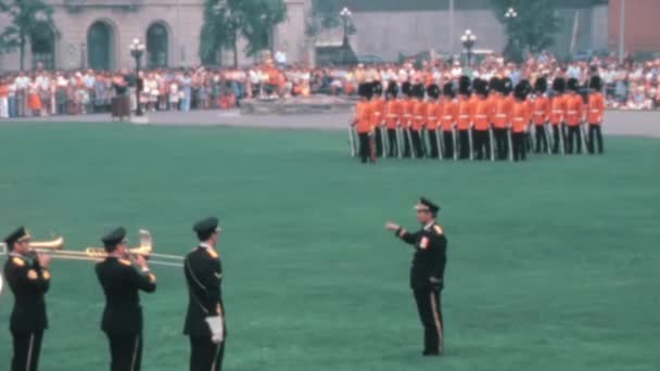 七十年代在加拿大举行的仪式上 军乐队指挥用指挥棒指挥指挥 加拿大皇家骑警背景 渥太华安大略高质量的Vintage Fullhd镜头 — 图库视频影像