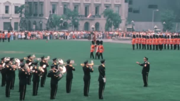 Orquesta Militar Tocando Durante Ceremonia Cambio Guardia Década 1970 Canadá — Vídeos de Stock