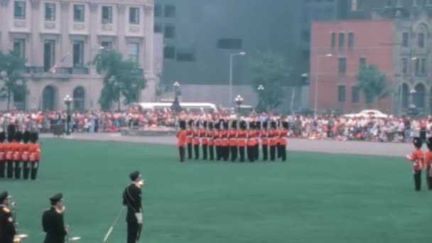 Nagranie Lat Kanadyjskiej Straży Ceremonialnej Wykonującej Ruchy Synchroniczne Rozkaz Wysokiej — Wideo stockowe