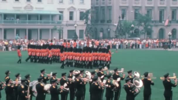 1970年代 ロイヤル カナダの騎馬警察のセレモニー ガードのグループが行進し 儀式中に軍のバンドが演奏した映像 オンタリオ州のオタワ議会の高品質のヴィンテージフッテージ — ストック動画