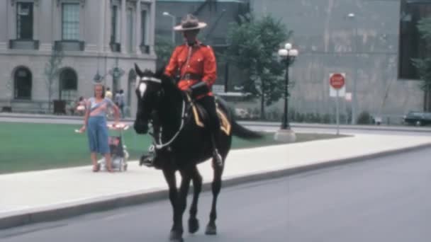Royal Canadian Mounted Policeman Montando Cavalo Rua Ottawa Frente Parlamento — Vídeo de Stock