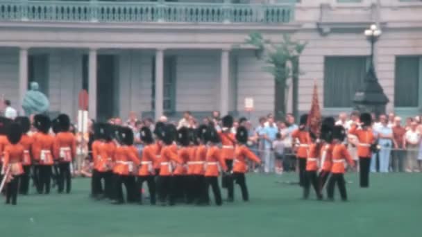 Nagranie Lat Siedemdziesiątych Grupy Królewskiej Kanadyjskiej Konnej Straży Konnej Wykonującej — Wideo stockowe