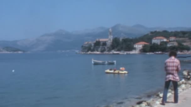 在Lopud 游客们乘坐渔船沿着港口散步 最发达的Elaphiti群岛 1970年代克罗地亚达尔马提亚海岸外一个小岛的稀有录像 — 图库视频影像