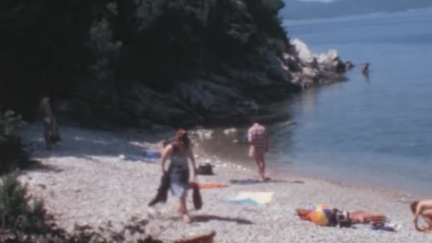 Turista Feminino Caminhando Sobre Pedras Costa Praia Vrbica Dubrovnik Localizado — Vídeo de Stock