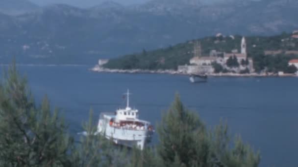 游艇在克罗地亚达尔马提亚海岸的海面上航行 周围环抱着美丽的岛屿和高山 20世纪70年代的历史镜头展现了永恒的海岸魅力 — 图库视频影像
