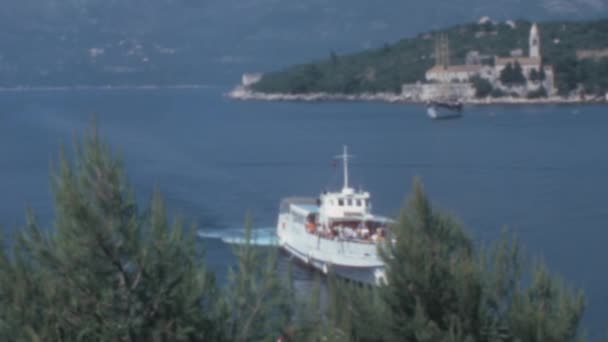 크로아티아의 아름다운 달마티아 해안을 바다에서 배경의 아름다움에 1970년대 유고슬라비아의 오래된 — 비디오