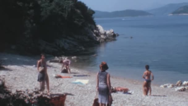 Turister Stranden Vrbica Dubrovnik Beläget Bland Bergen Omgiven Klippor Med — Stockvideo