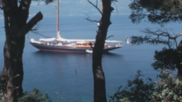 Ein Einsames Schiff Das Der Adria Dubrovnik Geparkt Ist Eingerahmt — Stockvideo