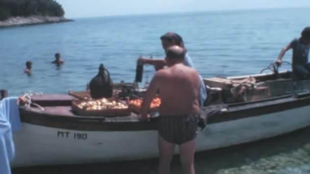 当地居民将食物和货物装上一艘老式木船 准备沿着克罗地亚杜布罗夫尼克亚得里亚海达尔马提亚海岸运送 20世纪70年代罕见的老式镜头 — 图库视频影像