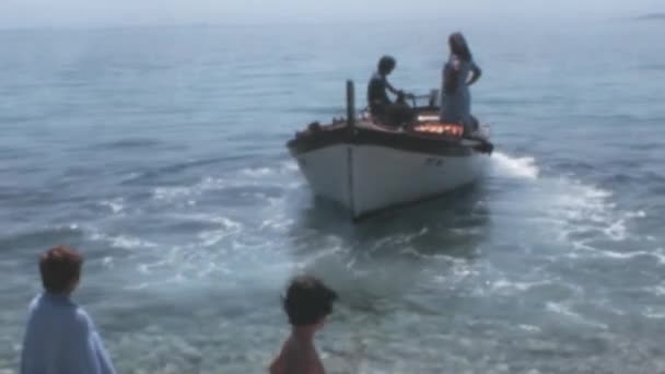 Barquero Tomando Turista Femenina Para Paseo Costa Dálmata Del Mar — Vídeos de Stock