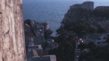 1970 'lerde duvarlarla çevrili Dubrovnik Hırvatistan' ın eski kasabasını çevreleyen duvarların önündeki deniz manzarası. Avrupa 'nın en iyi korunmuş istihkam sistemlerinden biri..