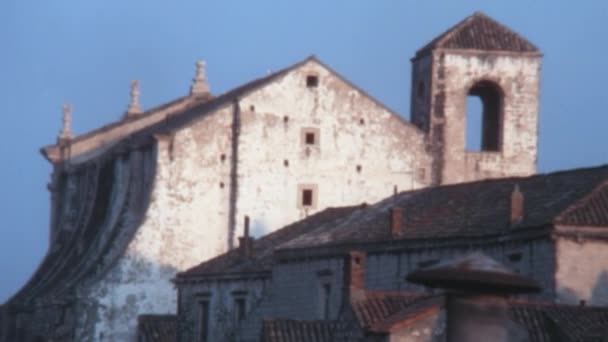 Крупним Планом Вид Червону Середньовічну Церкву Старий Монастир Проти Чистого — стокове відео