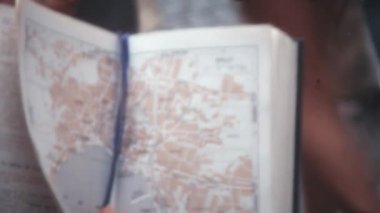 Hırvatistan 'ın Split kentinin detaylı bir haritasıyla elinde defter tutan bir turistin elleri. Seyahat yerleri kavramı ve maceranın özü, yeni ve büyüleyici hedefleri keşfetme özlemini ateşliyor.