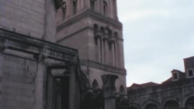 Hırvatistan 'ın Split kentindeki Saint Doimus Katedrali' nin Çan kulesinin ayrıntıları açık gökyüzüne karşı görkemli bir şekilde yükseliyor. Geçmişe büyüleyici bir bakış 1970 'lerin klasik görüntüleriyle.