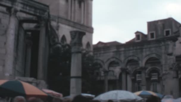 克罗地亚斯普利特老城Peristyle广场的戴克里天宫 1970年代前南斯拉夫的历史镜头很少见 — 图库视频影像