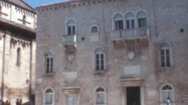 Trogir Belediye Binası veya Trogir Hırvatistan 'ın merkez meydanındaki Rektörler Sarayı 1970' lerin Arşiv Görüntüleri. Belediye binası, şehrin ilk zamanlardaki politik ve ekonomik gücünün ifadesiydi.