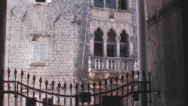 Вид Дворец Grand Cippo Трифорой Железными Воротами Через Арочную Стену — стоковое видео