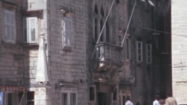 Τουρίστες Περπατούν Κοντά Στα Παλιά Κτίρια Από Τούβλα Ένα Μικρό — Αρχείο Βίντεο