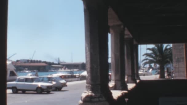 Αυτοκίνητα Σταθμευμένα Δίπλα Ιστορικό Χώρο Διακοσμημένο Μια Σειρά Μεγαλοπρεπών Πυλώνων — Αρχείο Βίντεο