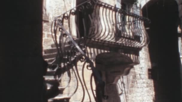 1970年克罗地亚斯普利特小镇的锈迹斑斑的阳台上挂着铁栏杆 楼梯走到阳台上 可以看到这个地区迷人的建筑 — 图库视频影像