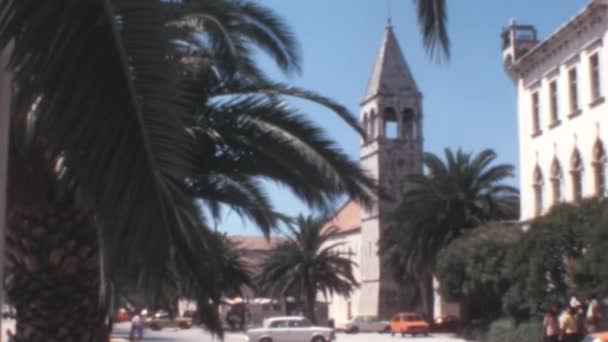 Samochody Zaparkowane Przed Dzwonnicą Kaplicy Świętego Arnira Split Chorwacja Jugosławia — Wideo stockowe
