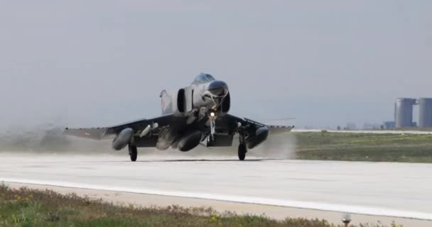 トルコ空軍のマクドネル ダグラスF 4ファントムIi戦闘機が離陸した様子 ビデオは滑走路を下りて空に連れて行くように航空機のパワーと優雅さをキャプチャします — ストック動画