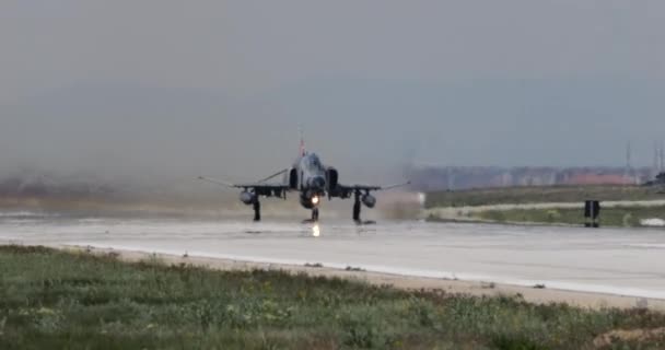 トルコ空軍のマクドネル ダグラスF 4ファントムIi戦闘機のクローズアップ離陸 ビデオは滑走路を漕ぎ降りて空に連れて行くように航空機のパワーと速度をキャプチャします — ストック動画