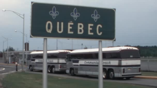 1970 Quebec Znak Drogowy Starymi Zaparkowanymi Autobusami Tle Nostalgiczne Spojrzenie — Wideo stockowe