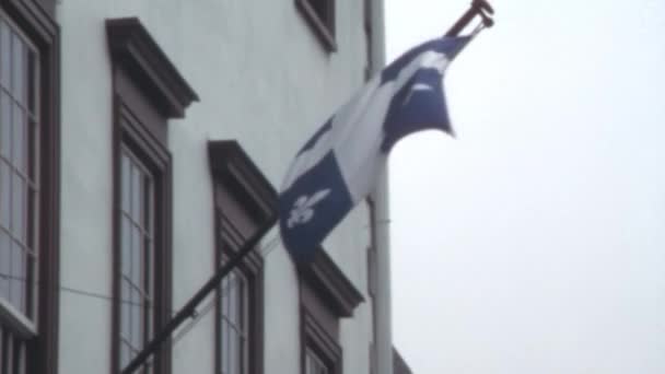 Quebec Zászló Lassan Integet Szél Épület 1970 Években Kanada Közelről — Stock videók