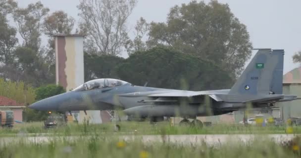 Avión Combate Moderno Día Lluvioso Aeropuerto Militar Video Captura Belleza — Vídeos de Stock