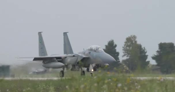Gray Mcdonnell Douglas Adelaar Van Koninklijke Saoedische Luchtmacht Straaljager Stijgt — Stockvideo