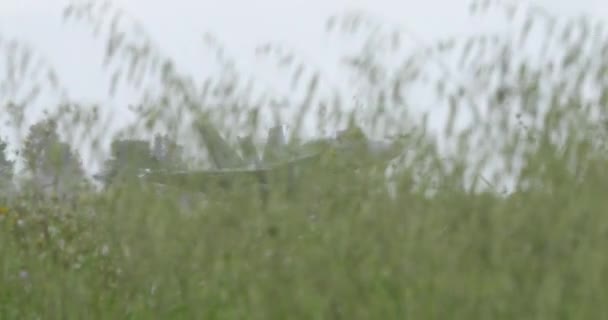 Mcdonnell Douglas Hornet Испанских Ввс Приземляется Дождливый День Поднимая Впечатляющие — стоковое видео