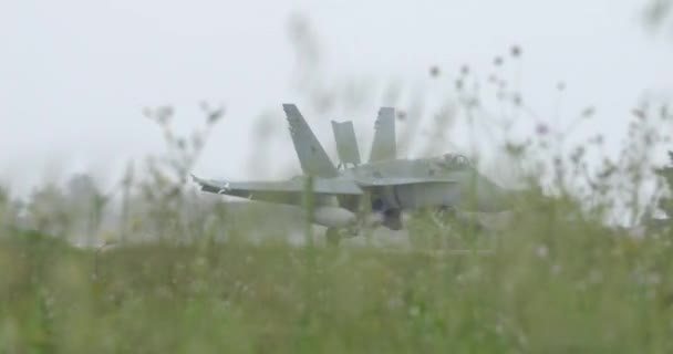 Yağmurlu Bir Günde Nato Savaş Uçağı Iniyor Spanyol Hava Kuvvetleri — Stok video
