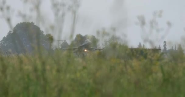 スペイン空軍のボーイングF 18ホーネットが雨の日に着陸 湾岸戦争や戦争を含むさまざまな戦闘作戦で使用されている強力で汎用性の高い戦闘ジェット機 — ストック動画