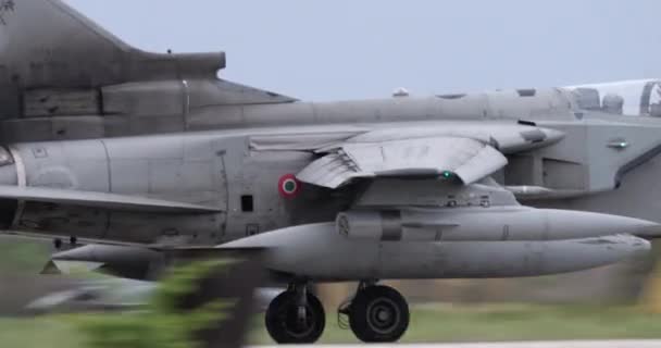 Panavia Tornado Ids Jagdbomber Der Italienischen Luftwaffe Hebt Einem Bewölkten — Stockvideo