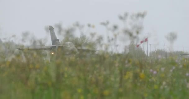 北约轰炸机降落在潮湿的跑道上 其推力逆转 形成了一个壮观的水雾 视频记录了着陆的力量和精确性 以及水滴的美丽 — 图库视频影像