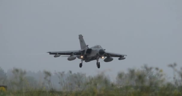 Nato Bomber Landet Auf Einer Nassen Landebahn Deren Schubumkehr Eine — Stockvideo