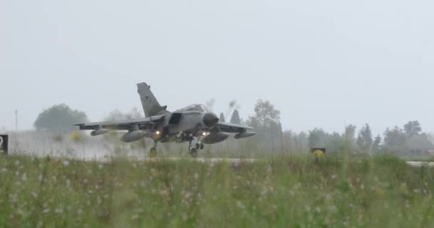 Nato爆撃機は 背の高い草に隠された湿った滑走路に着陸する 飛行機のスラストリバーは 水の壮大なスプレーを作成します ビデオは 着陸の力と精度だけでなく 美しさをキャプチャします — ストック動画