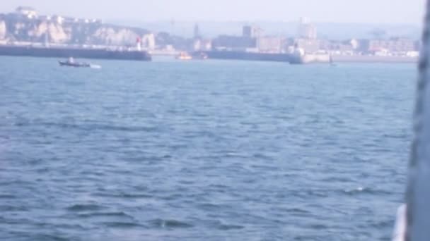 令人联想起20世纪70年代法国海岸和迪耶普港的历史镜头 有一艘船在海上巡航 高质量的Fullhd视频捕捉了法国海岸的美丽 Dieppe的喧嚣 — 图库视频影像