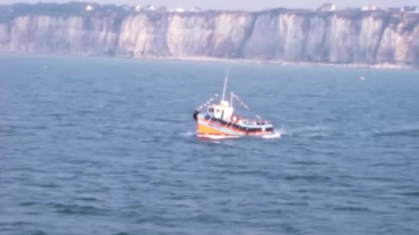 令人惊奇的1970年代 法国迪耶普海岸外一艘橙色汽艇在海上巡航的档案镜头 高质量的Fullhd视频捕捉到了法国海岸的美丽与宁静 — 图库视频影像