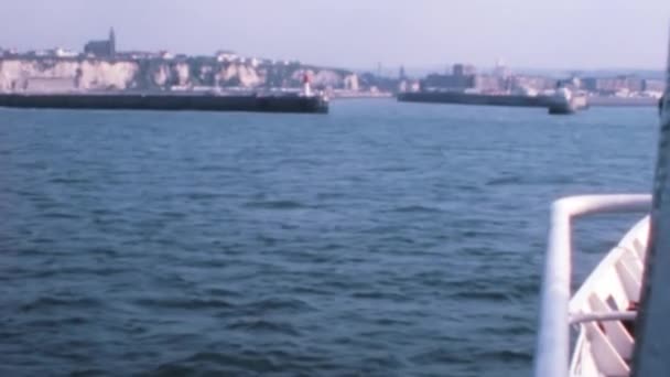 20世纪70年代法国迪耶普港的历史镜头 从一艘驶向大海的船只上看到 录像记录了港口的美丽 繁忙的活动和平静的大海 — 图库视频影像