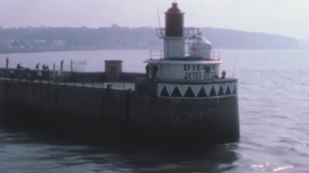 20世纪70年代法国迪耶普码头 灯塔和港口的档案录像 从海上观看 这段录像记录了码头的美丽 港口的繁忙活动 — 图库视频影像
