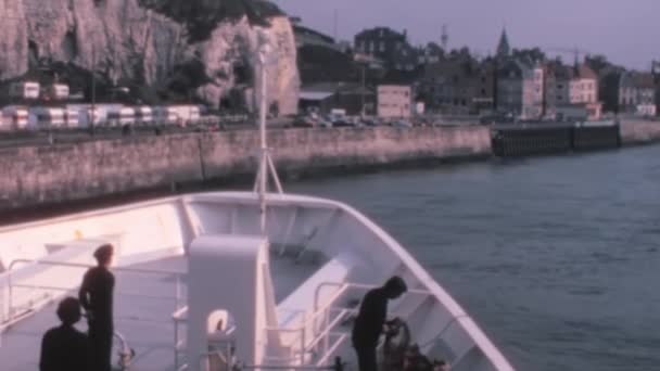 Vintage Πλάνα Ενός Πληρώματος Πλοίου Ετοιμάζεται Ελλιμενιστεί Στο Λιμάνι Dieppe — Αρχείο Βίντεο