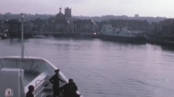 1970年代 人们站在到达法国迪耶普港的船只甲板上的档案录像 镜头记录了过去时代的怀旧 平静的大海和喧嚣 — 图库视频影像