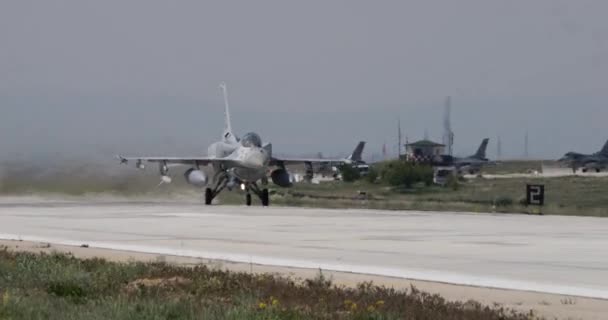 アラブ首長国連邦空軍のF 16ファルコンと戦う一般ダイナミクス 空港滑走路の国境から近い正面の景色 16は戦闘で使用されているマルチロール戦闘機です — ストック動画