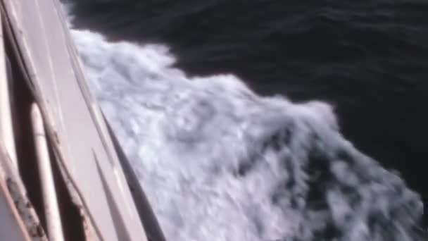 Närbild Båt Styrbord Sida När Kryssar Havet Och Bildar Havsskum — Stockvideo